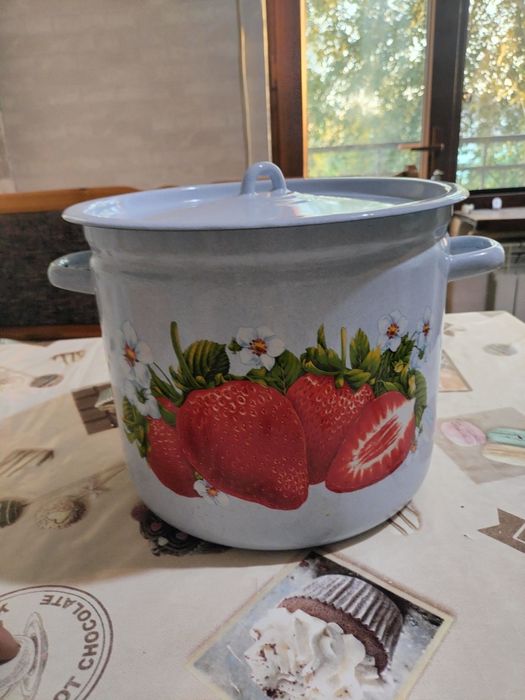 Эмалированная кастрюля