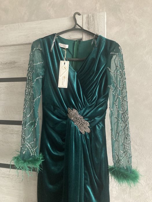 Продам очень красивое  вечернее новое платье