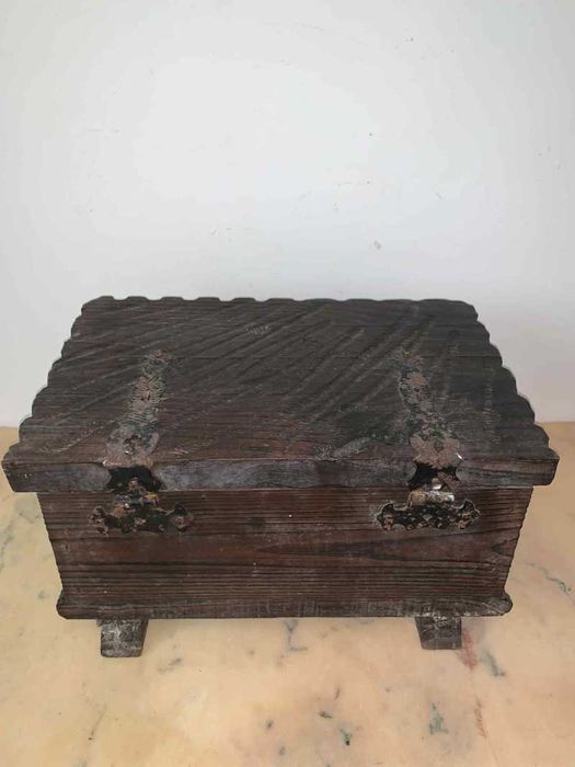 Mini cufar din lemn masiv sculptat manual