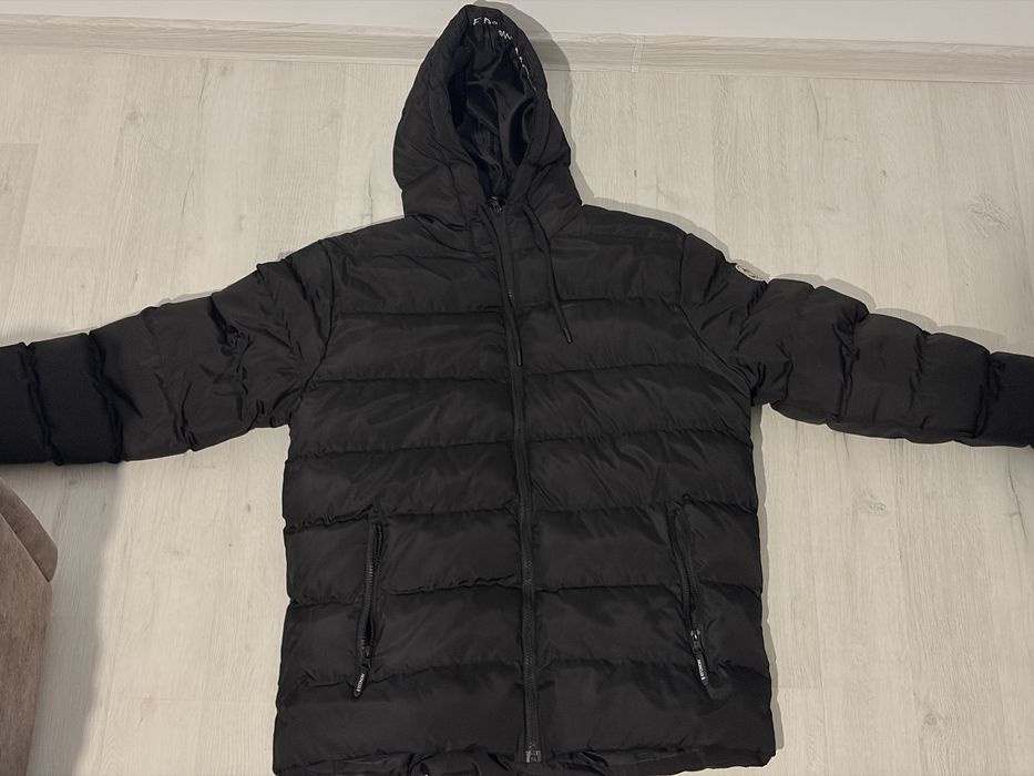 Vând geacă Moncler