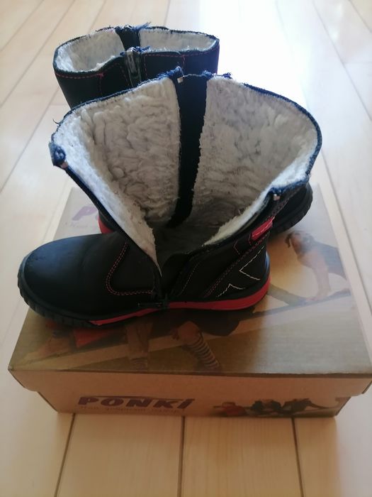 Два чифта детски ботуши. Едните на Понки, а другите са оригинални.