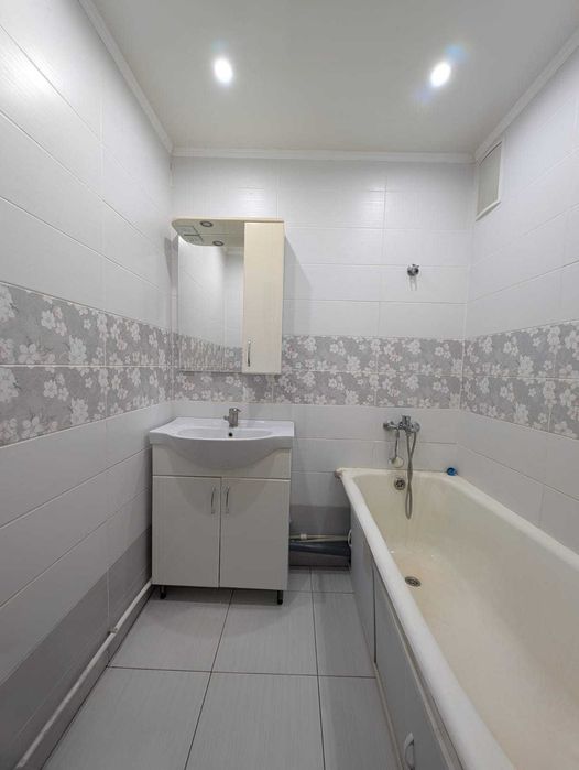 продается 2 комн кв р-н Строитель