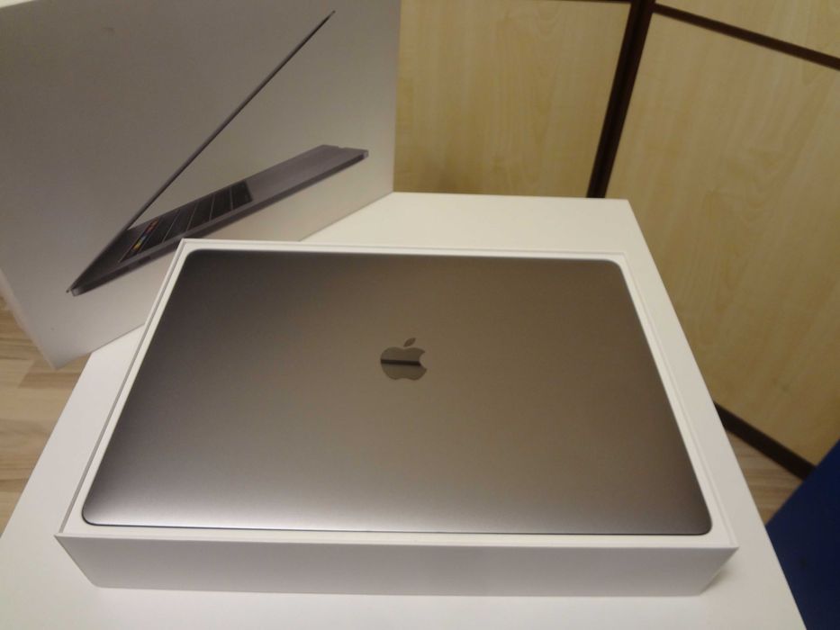 MacBook Pro , i9 , 2019 , A1990 Touch Bar , Cutie Completa .