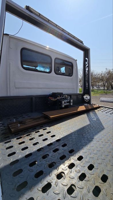 Эвакуатор с ломаной платформой для перевозки легковых автомобилей