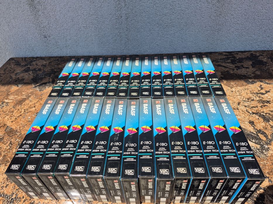 Vând 30 casete video VHS Basf,originale de colectie model de 180 minute cu filme