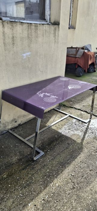 Стъклена маса с метална основа