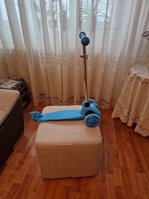 Trotinetă și măsuță cu scăunel copii