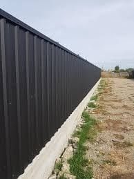 Construim la comanda dvs. garduri si porti din:
- panouri stil jaluzea