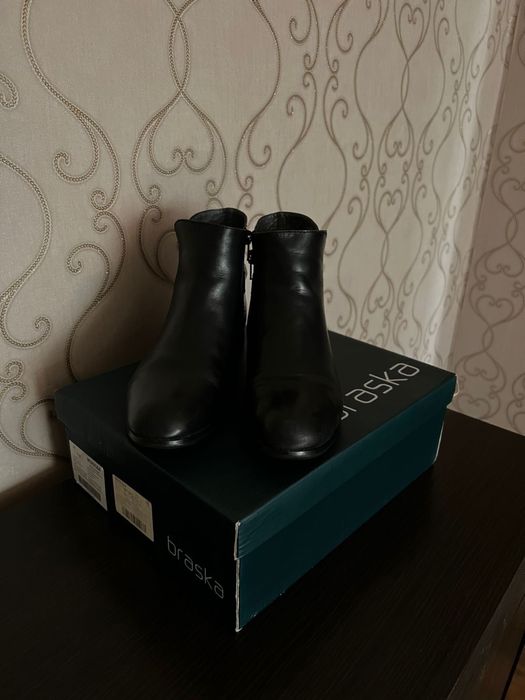 Продам демисезонные сапоги и ботинки