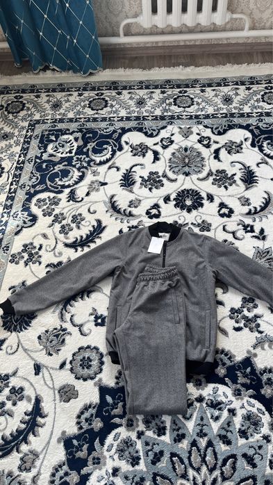 Продам муж. спартивку новый