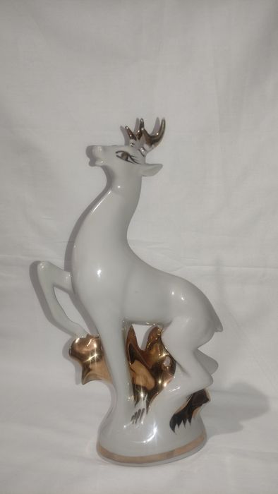 фарфоровая статуэтка  "сказочный олень"
