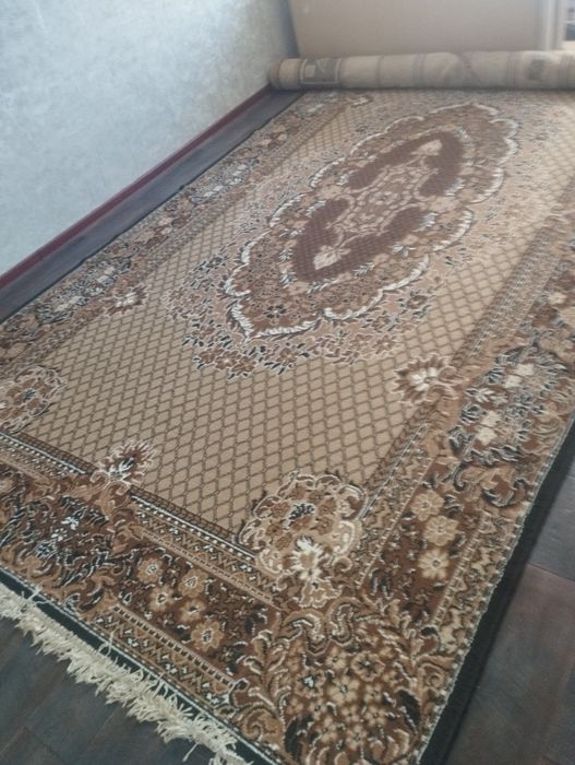 Продам два ковра. Один 3:5 ,и ,2,5 : на 4,5