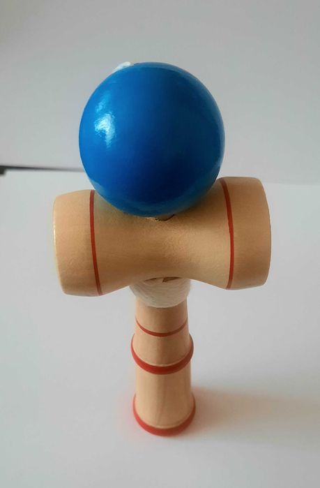 Kendama (albastra sau rosie )