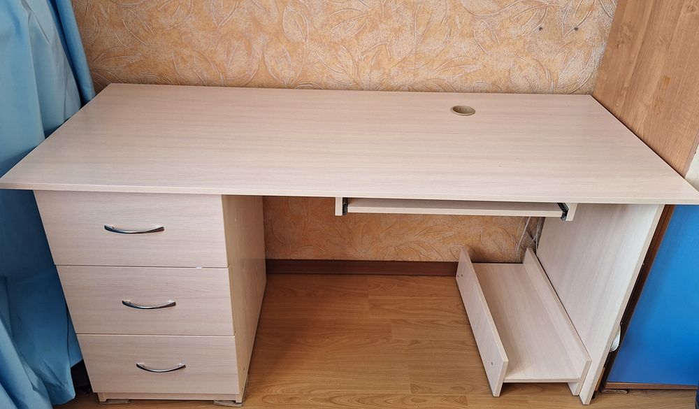 Письменный стол.