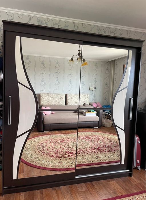 Шкаф купе с зеркалом