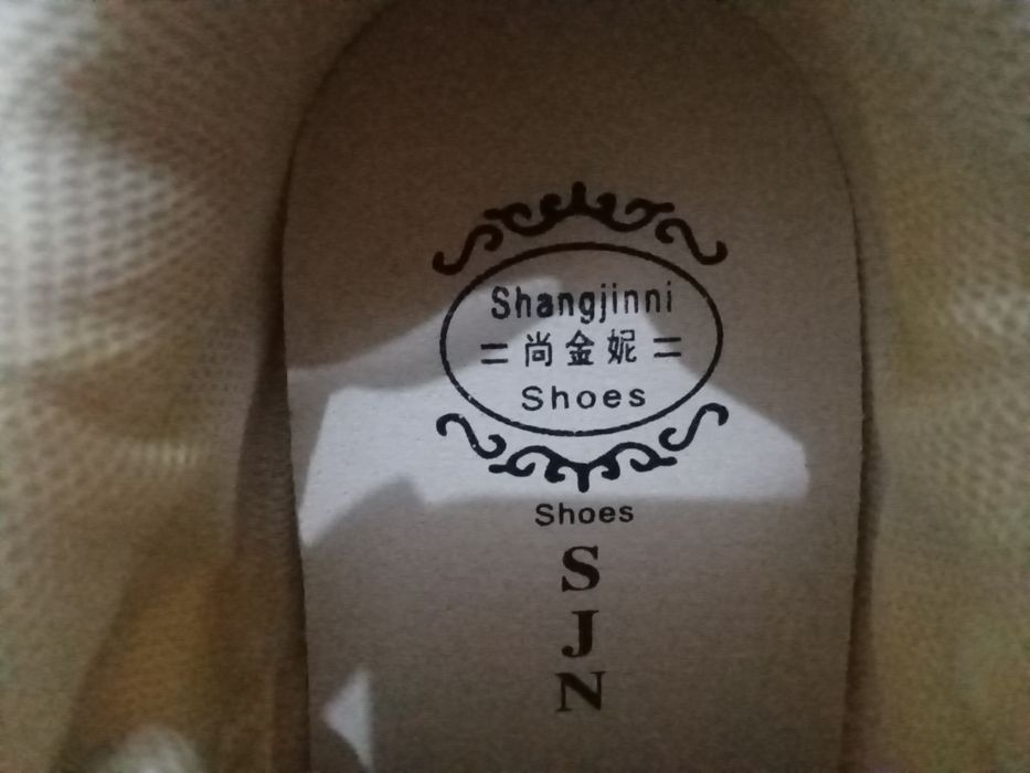 Кроссовки с высокой подошвой