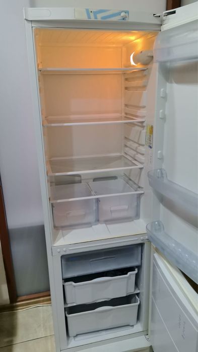 Продам двухкамерный холодиник Indesit