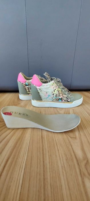 Продавам оригинални Guess обувки /сникърси /36 номер