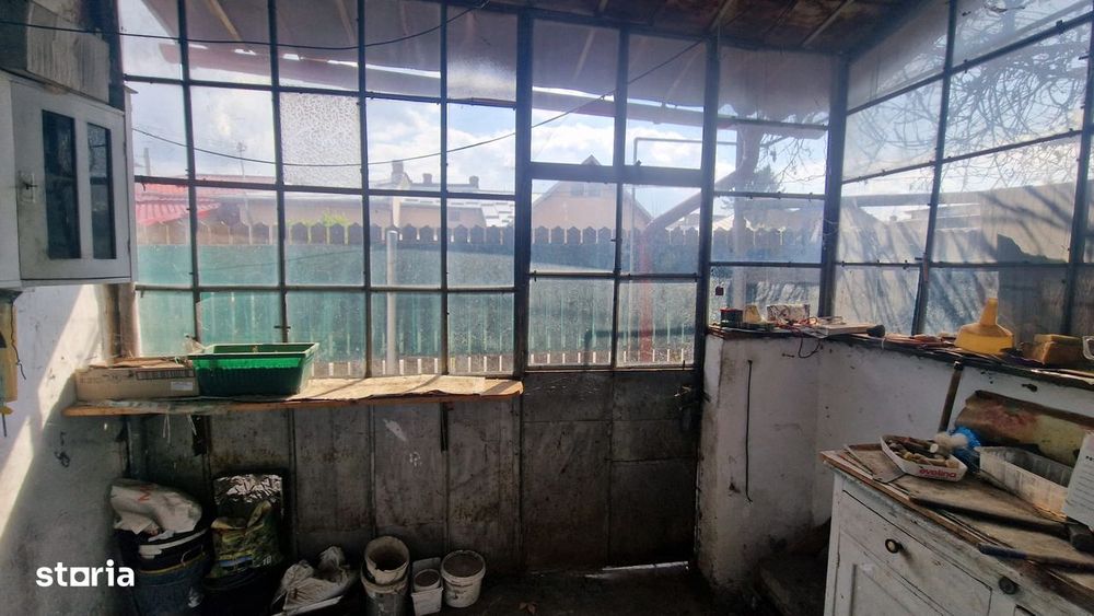 Casă rezidențială din cărămidă cu garaj, pivniță si curte privată
