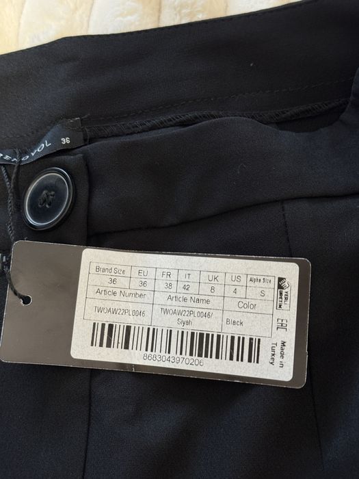 Черен клоширан панталон с испанска цепка на крака