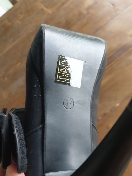 Vand pantofi cu toc inalt