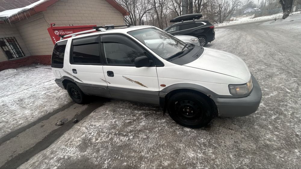 Mitsubishi Space Wagon 1993 год