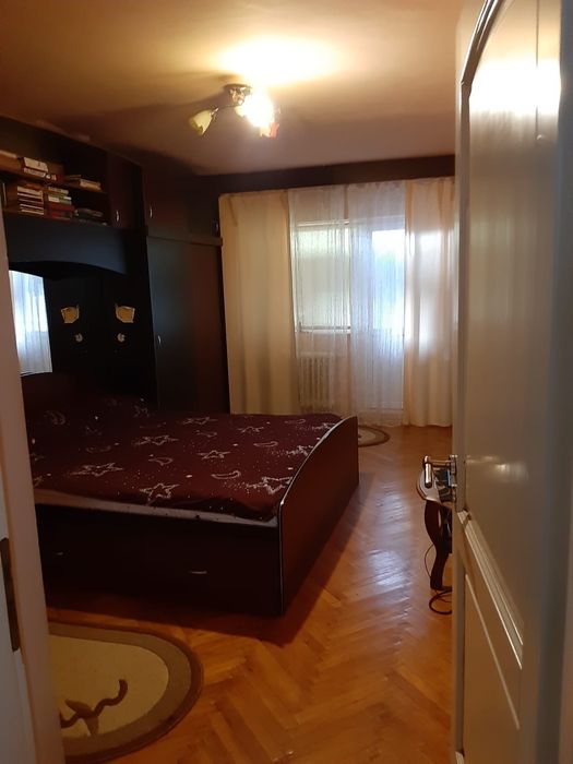 Inchiriez apartament doua camere etaj 1 zona MB-uri.