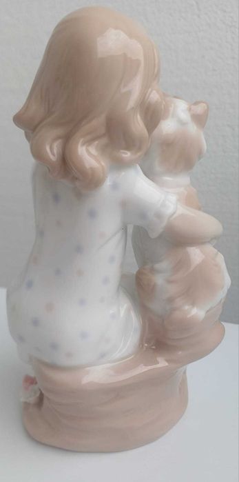 Фарфорова статуетка „Момиче с куче“, 16см