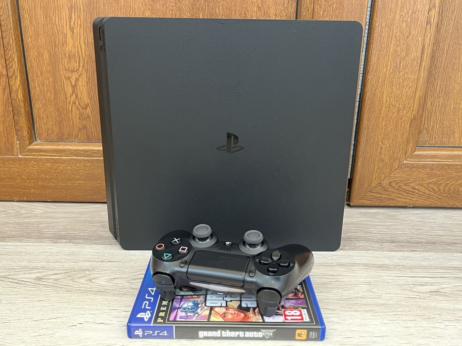Playstation 4 1TB + GTA 5 Premium Edition.