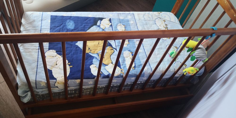 Бебешка кошара с колелца, дървена, с два матрака