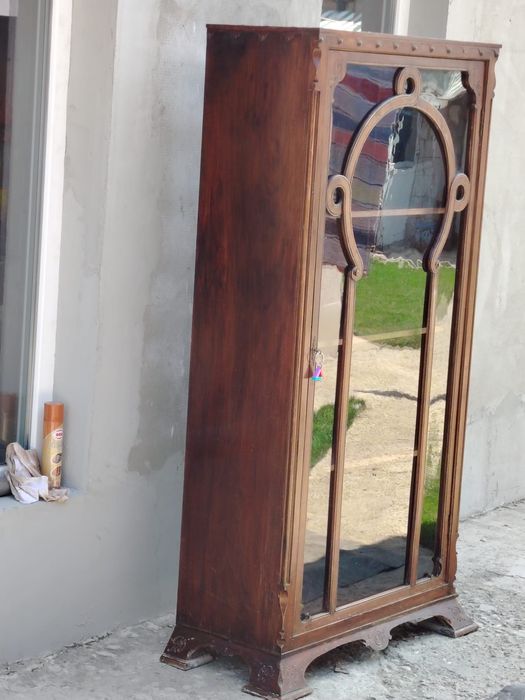 Vitrina din lemn cu geam