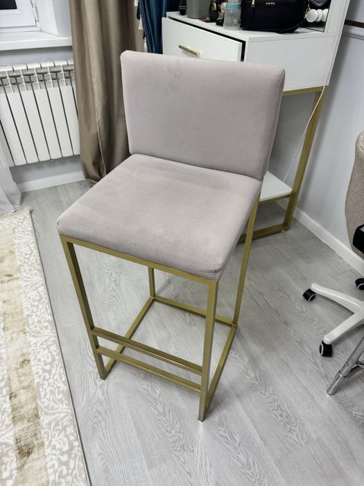 Продам стол и стул для визажист