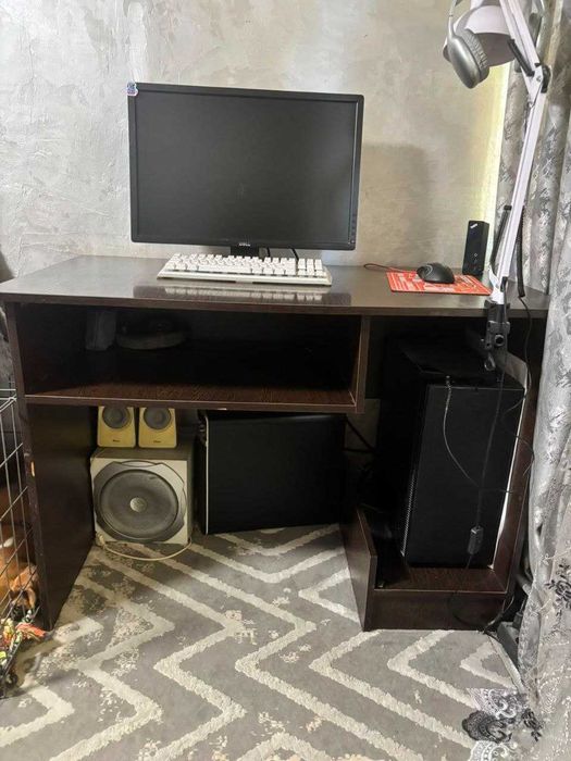 Продам б/у компьютерный стол