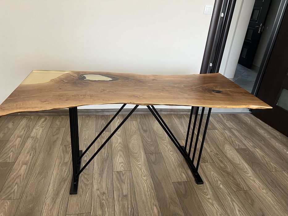 Масивна маса от естествено дърво