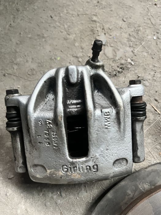 Продам суппорта передние на бмв е30