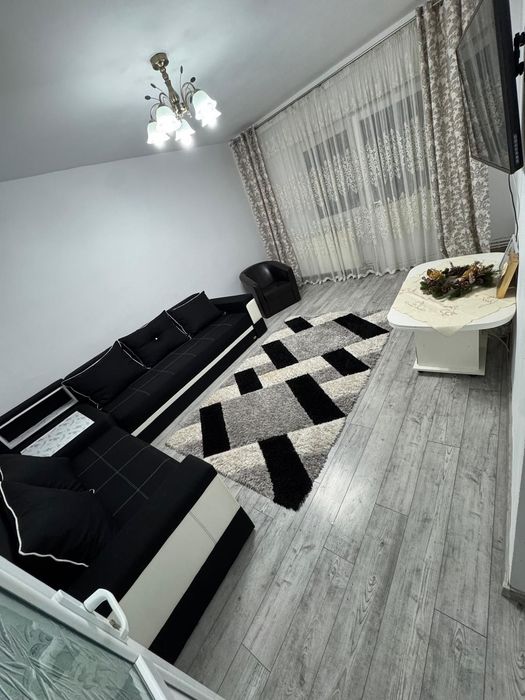 De închiriat apartament cu 4 camere