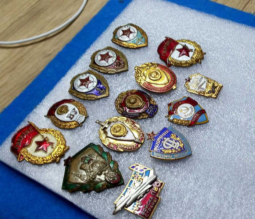значки знаки СССР тяжелый металл отличники 15шт.