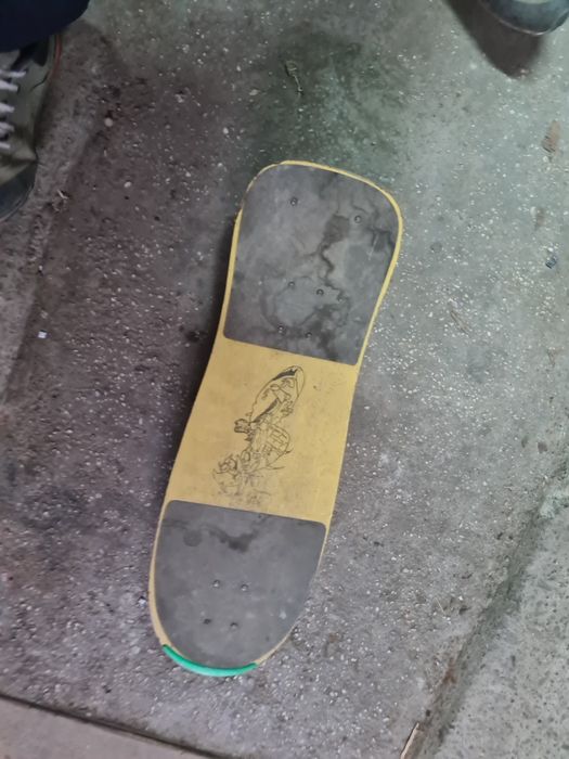 Vând  skateboard  cu 4 roti