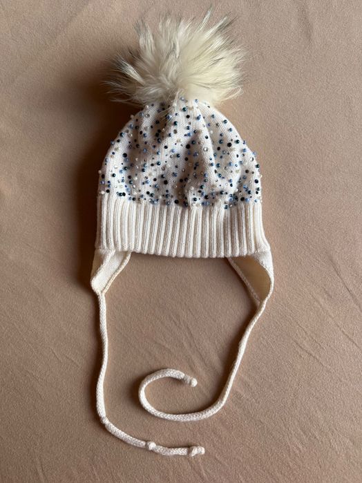 Căciulă pentru 4-6 ani, 50% lână merinos, cu pompon din blană naturală.