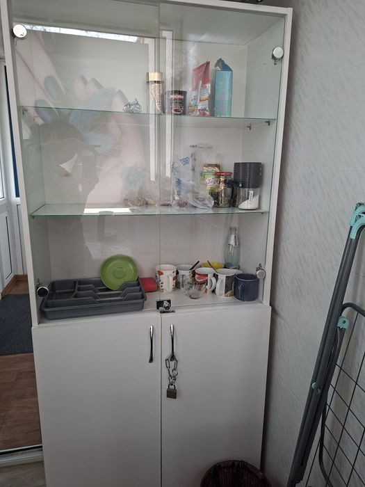 Шкаф белый и столик стекляный