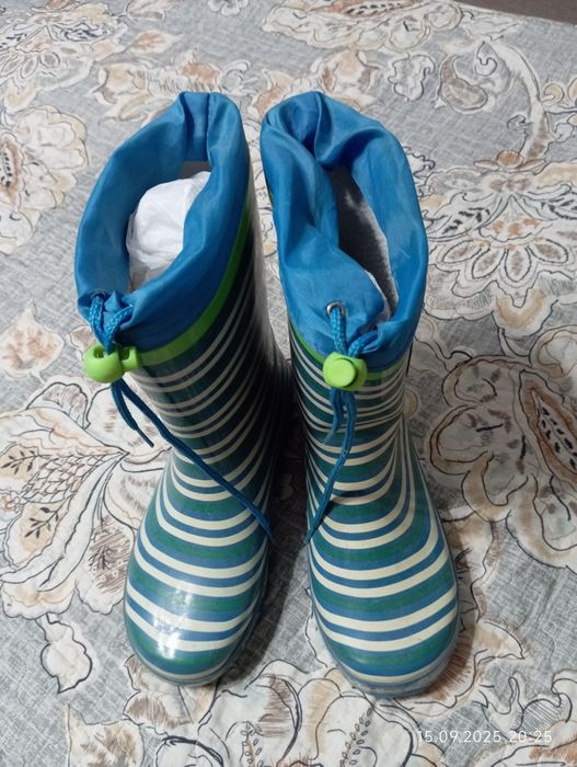 Продам резиновые сапоги размер 34