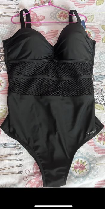 Нов, цял бански в черно