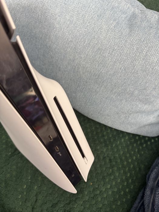 Ps5 vine cu un controler si uoate firele