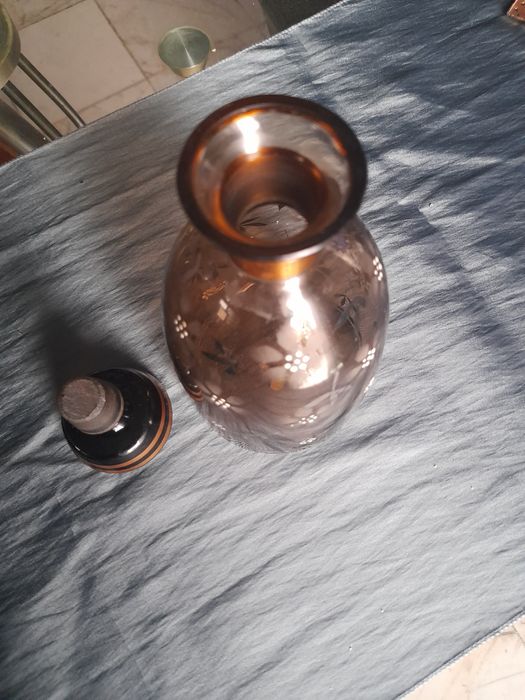 Стари снимки и стъклена гарафа