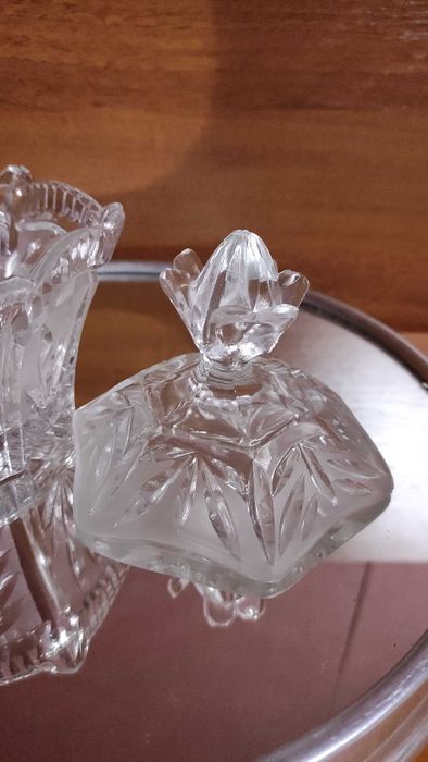 Захарница/бонбониера от стъкло с матирани елементи