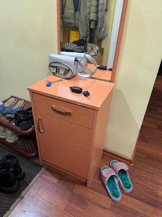 Тумба с зеркалом в прихожую