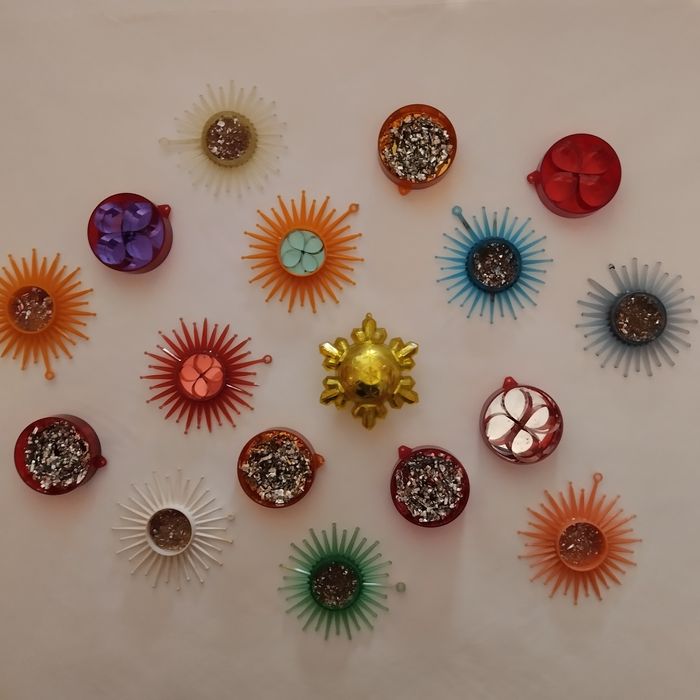 Ёлочные игрушки .