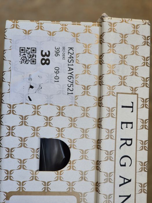 Tergan дамски сникърси с модерна визия в бежов цвят и златен блясък 38