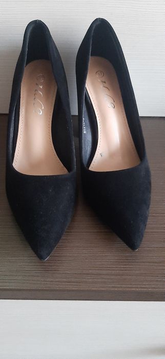 Pantofi cu toc purtați o singură dată