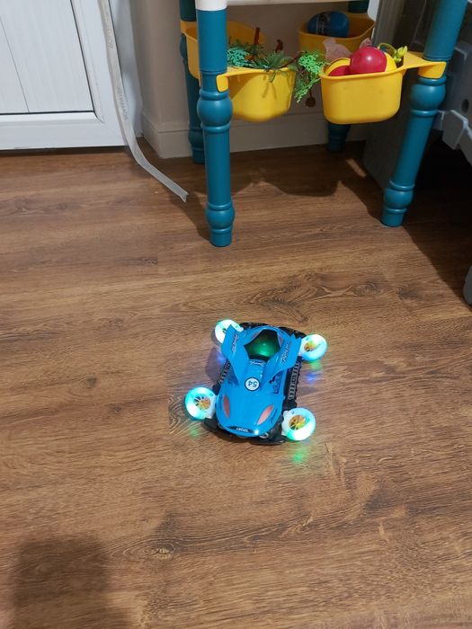 Машинка на батарейках.